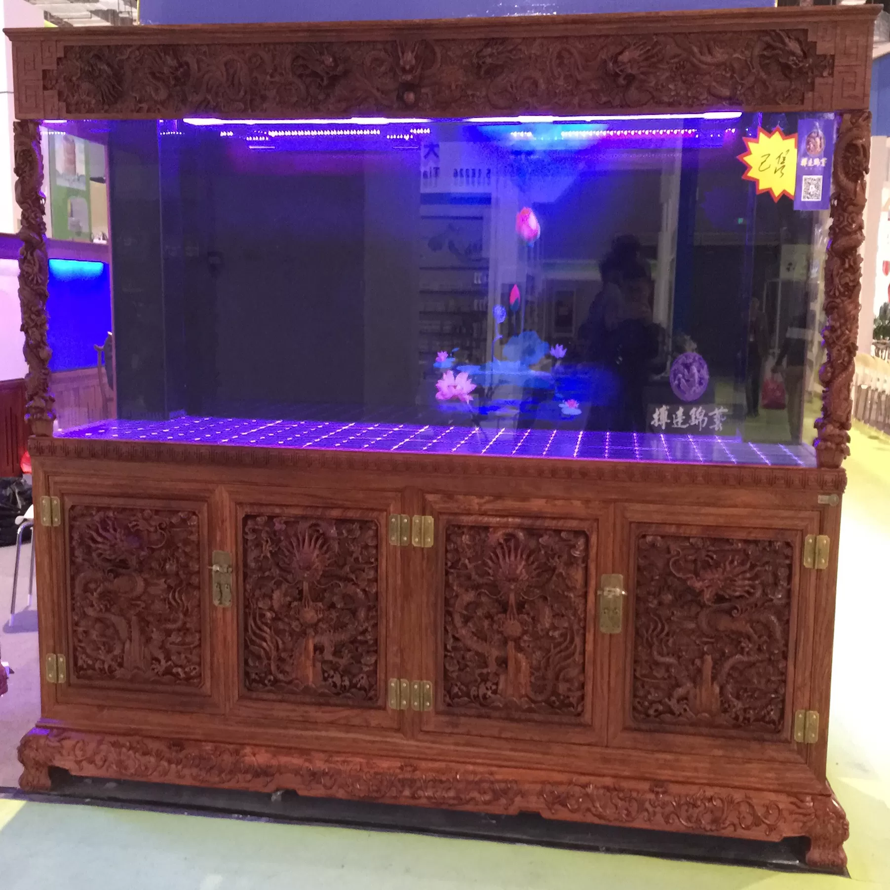Custom-made carved solid wood four-door floor-standing Chinese-style ornamental fish tanks