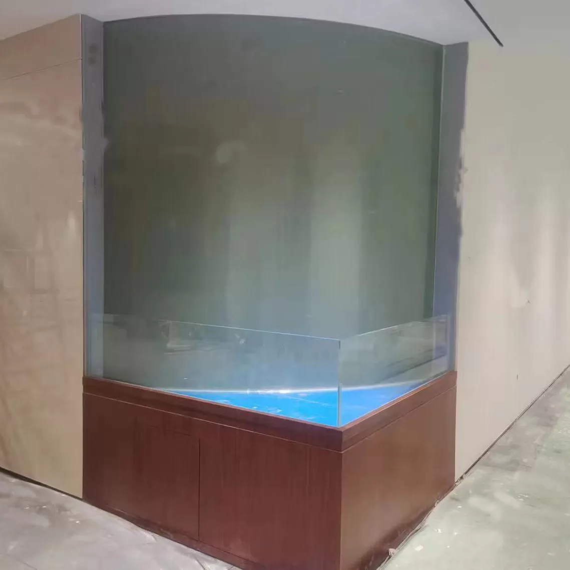 Customized L-shaped arc-shaped embedded special-shaped ornamental fish tanks at the corner